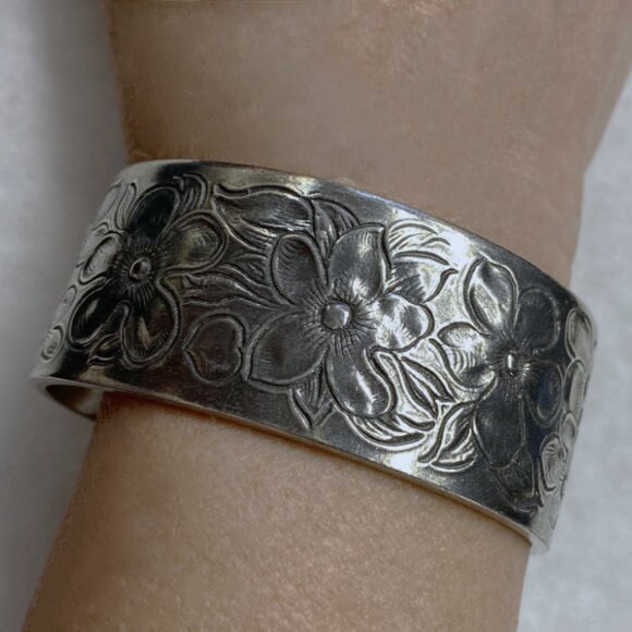Signed Salisbury Pewter, Cuff Engraved Bracelet, Flower Of The Month "February" - Picture 3 of 11